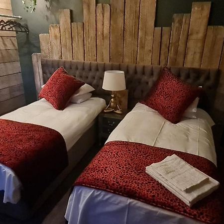 The Waterside Bar, Rooms & Restaurant Swinton  Bilik gambar