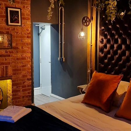 The Waterside Bar, Rooms & Restaurant Swinton  Bilik gambar