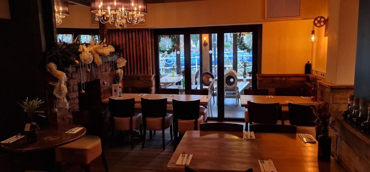 The Waterside Bar, Rooms & Restaurant Swinton  Luaran gambar