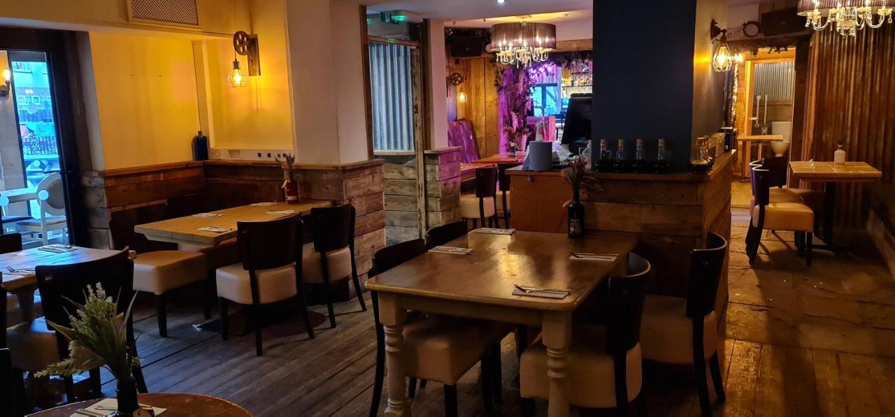 The Waterside Bar, Rooms & Restaurant Swinton  Luaran gambar