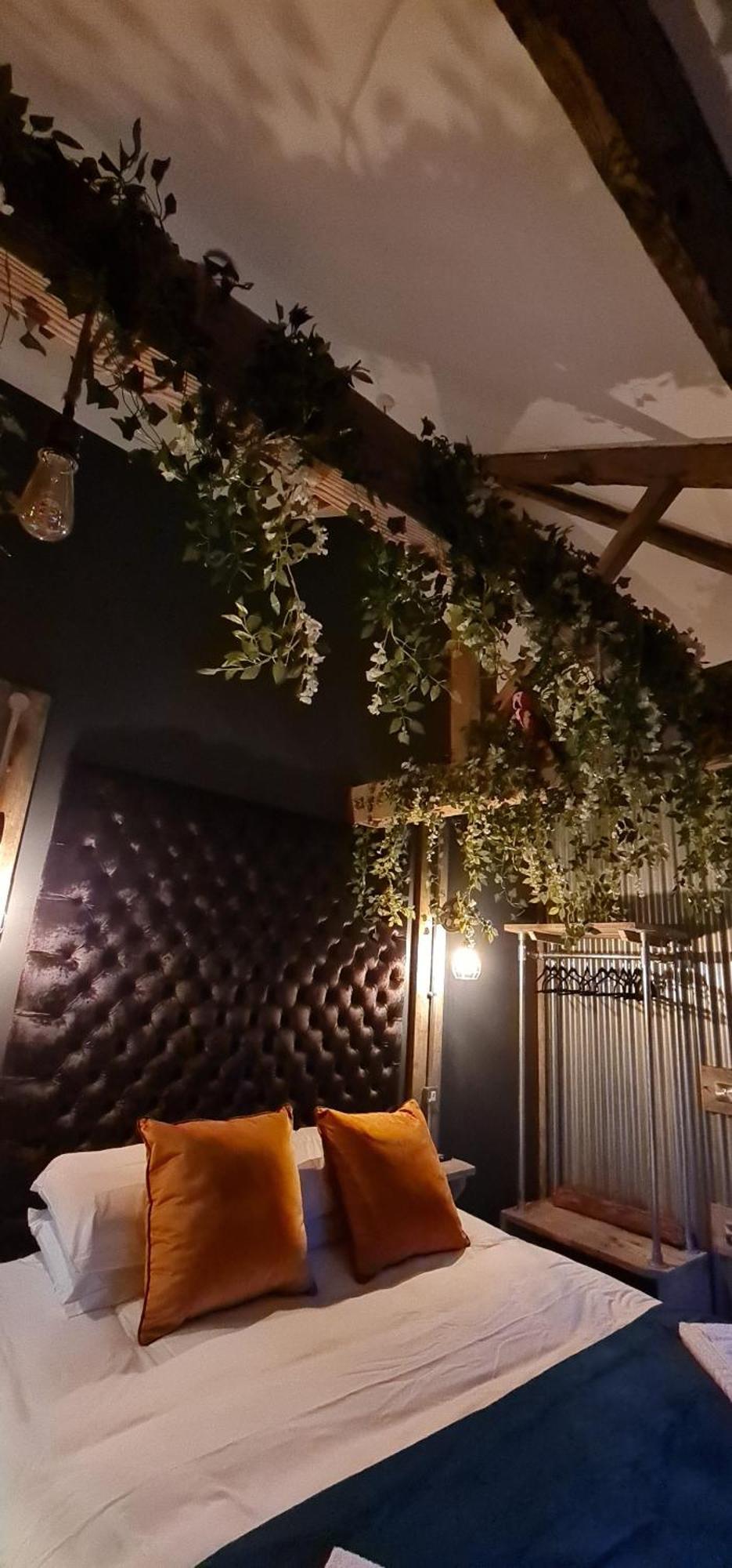 The Waterside Bar, Rooms & Restaurant Swinton  Bilik gambar