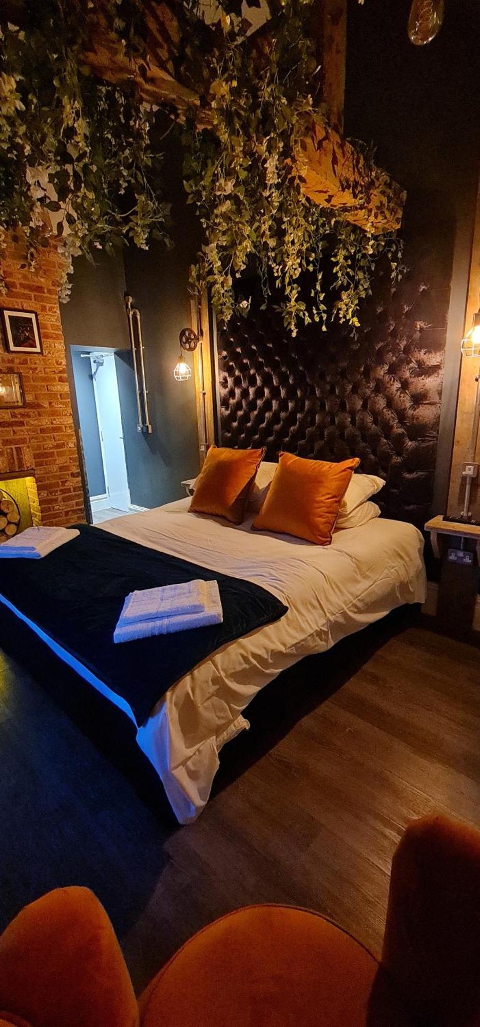The Waterside Bar, Rooms & Restaurant Swinton  Bilik gambar