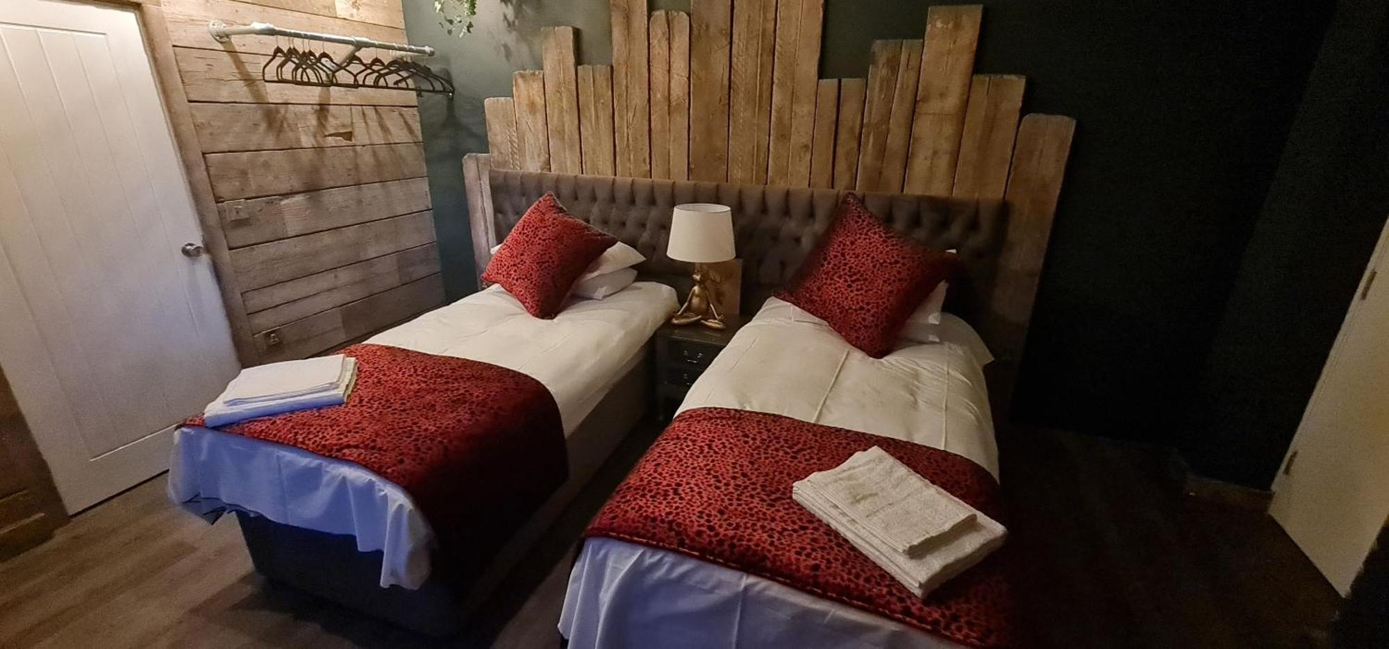 The Waterside Bar, Rooms & Restaurant Swinton  Bilik gambar